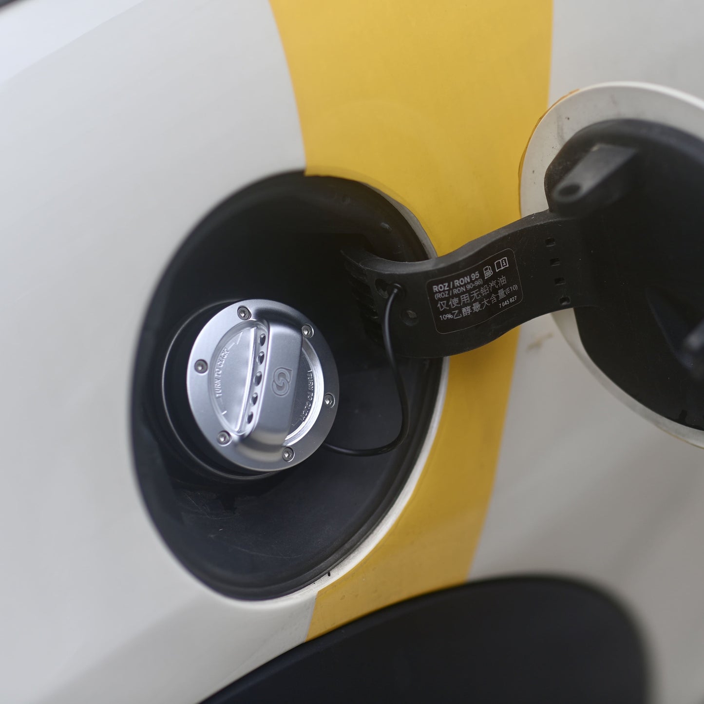 Aftermarket gas cap for MINI Cooper 2003–2010 models with modern CNC look
