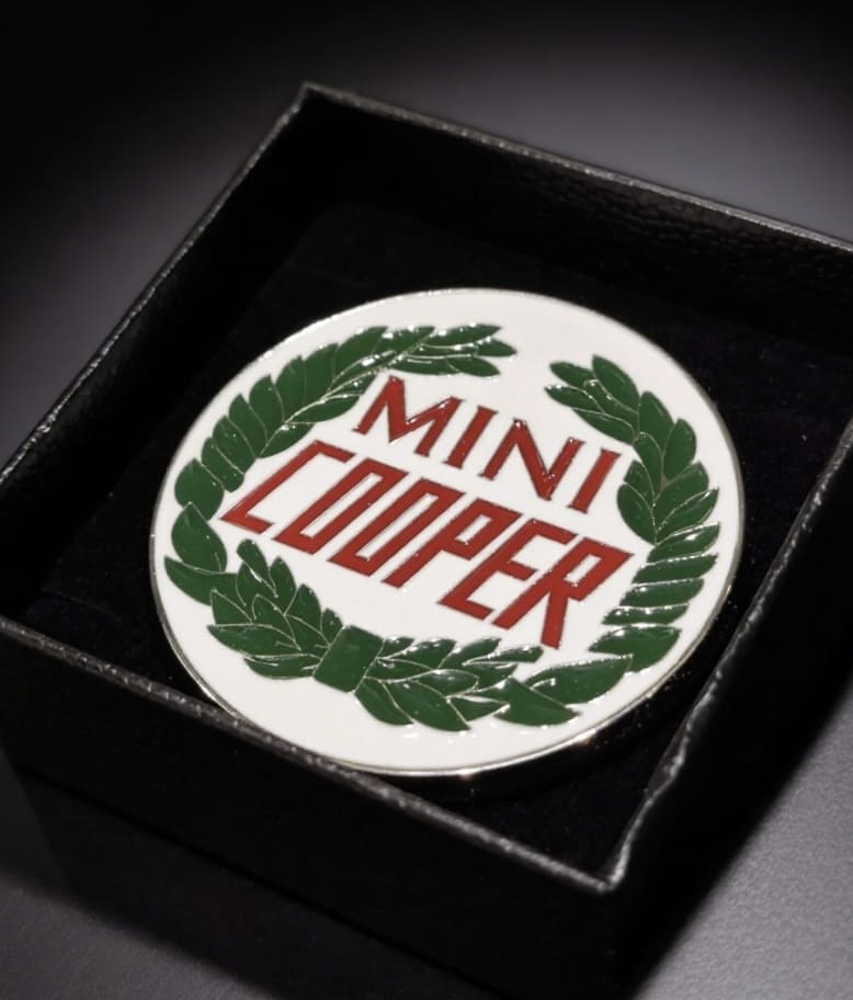 Primer plano de la insignia esmaltada Laurel mostrando el detalle del escudo Austin Cooper Heritage enamel badge