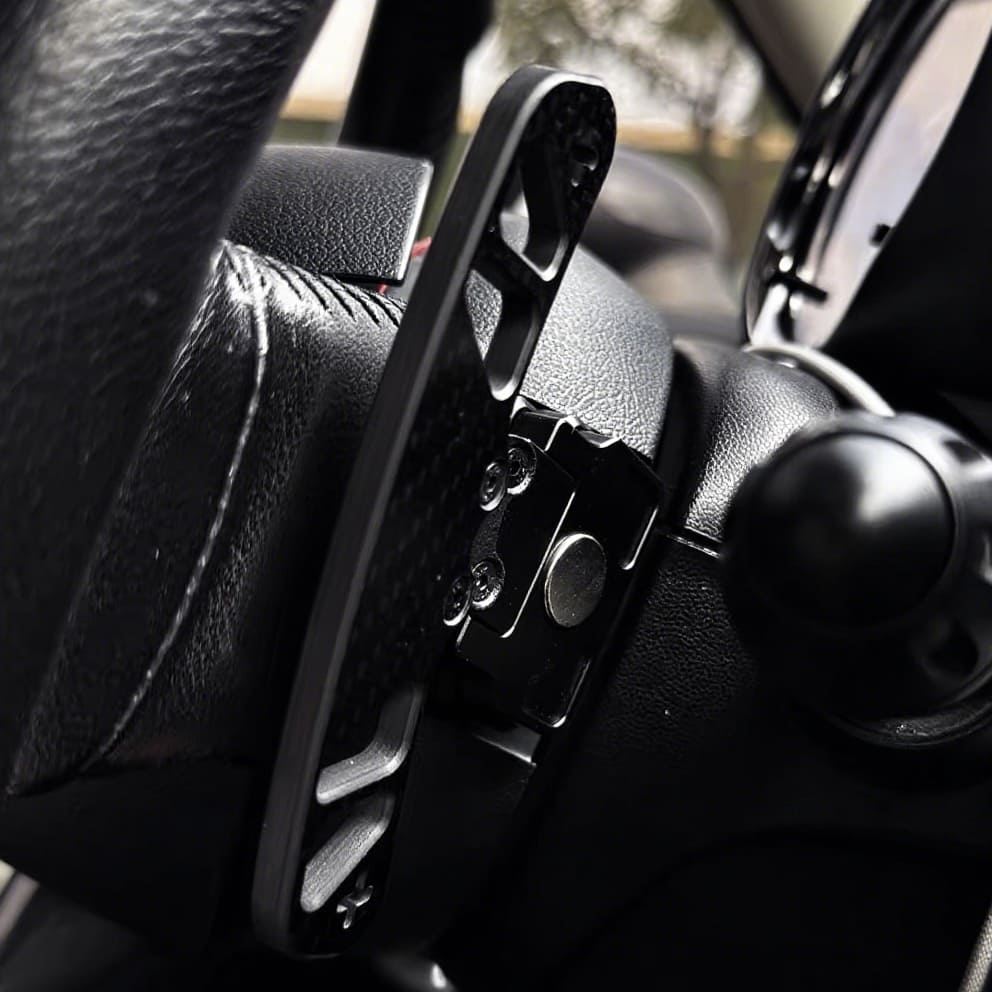 Leviers magnétiques en fibre de carbone installés sur le volant d’une MINI Cooper R56, remplacement OEM de haute qualité