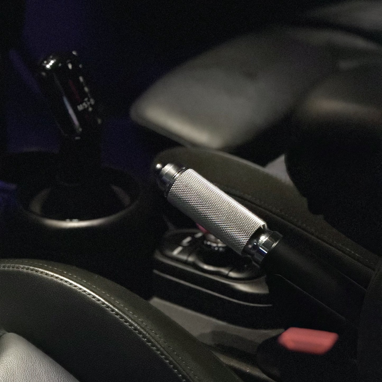 Handbremshebel aus Aluminium montiert auf MINI Cooper R56