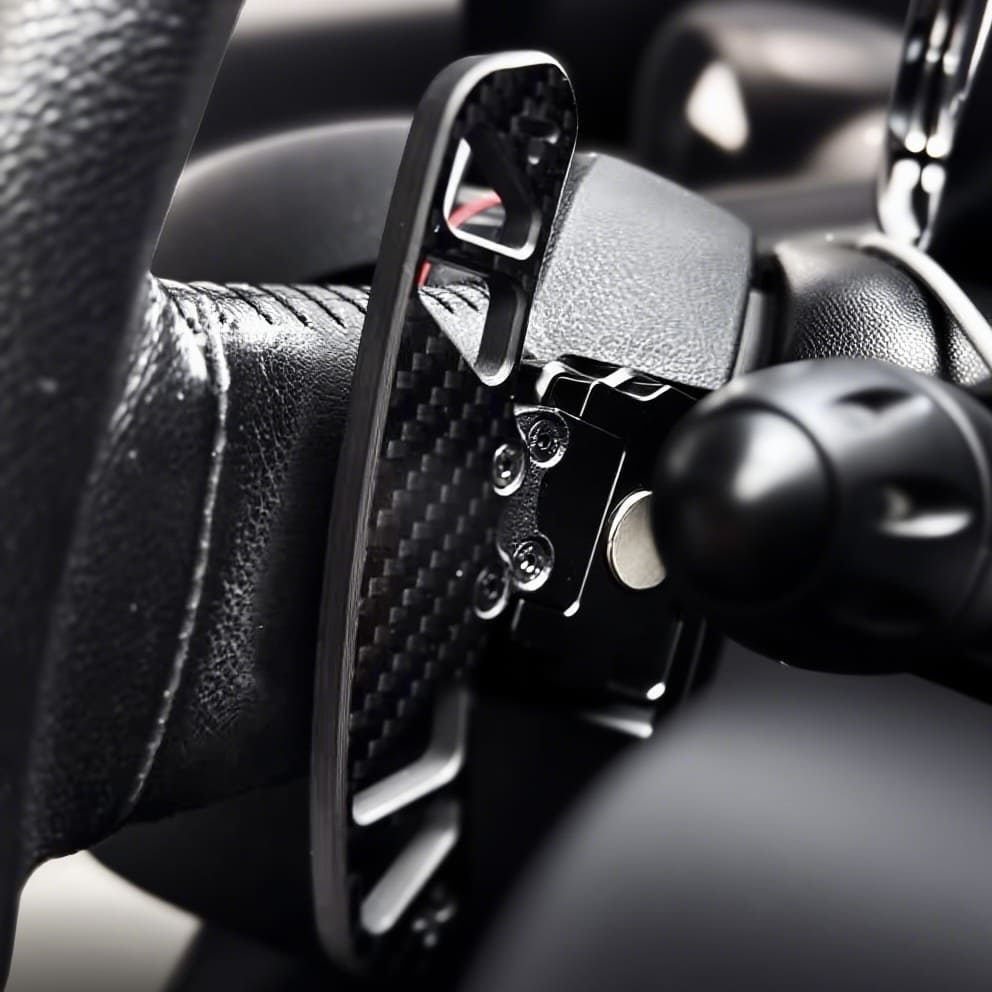 Nahaufnahme der magnetischen Carbon-Paddles auf dem Lenkrad eines MINI Cooper R56, OEM-Upgradelösung