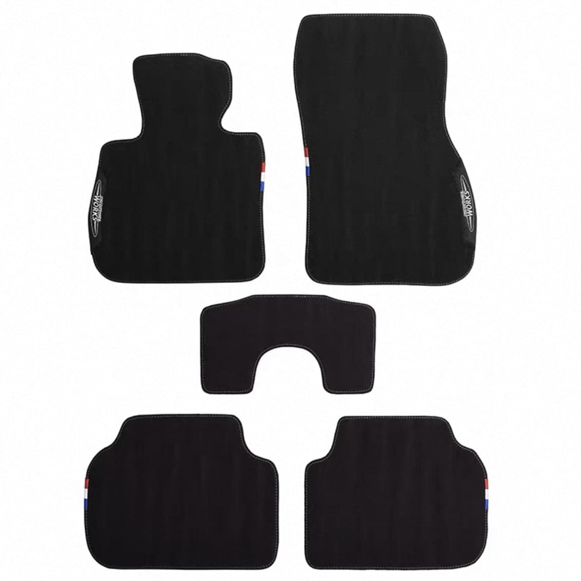Détail de la broderie JCW sur tapis velours MINI Cooper