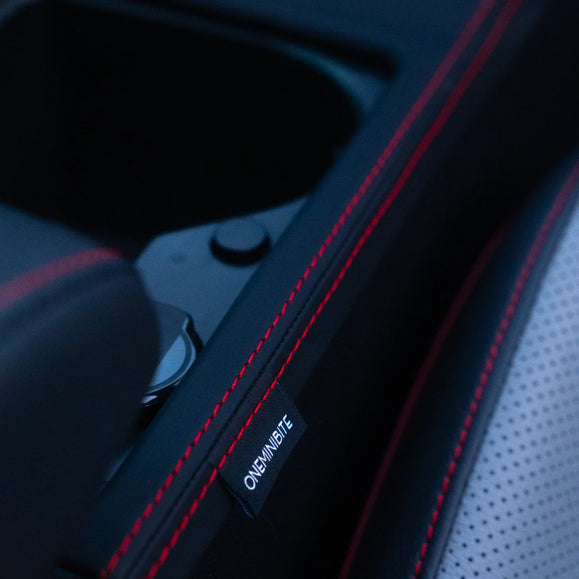 골프8 GTI 가죽 기어 패널 커버 GTI 로고 자수 디테일