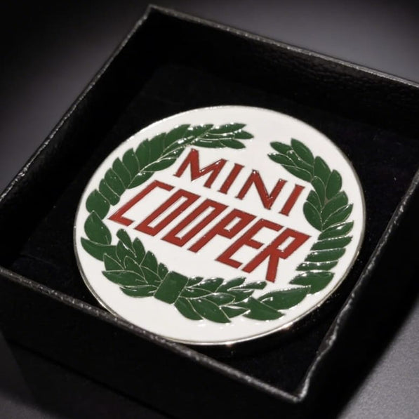 Primer plano de la insignia esmaltada Laurel mostrando el detalle del escudo Austin Cooper Heritage enamel badge