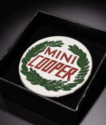 Primer plano de la insignia esmaltada Laurel mostrando el detalle del escudo Austin Cooper Heritage enamel badge