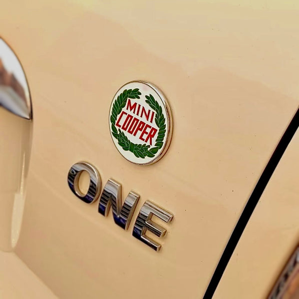 Vista frontal de la insignia esmaltada Laurel con el logo Austin Cooper Heritage en acabado clásico enamel badge