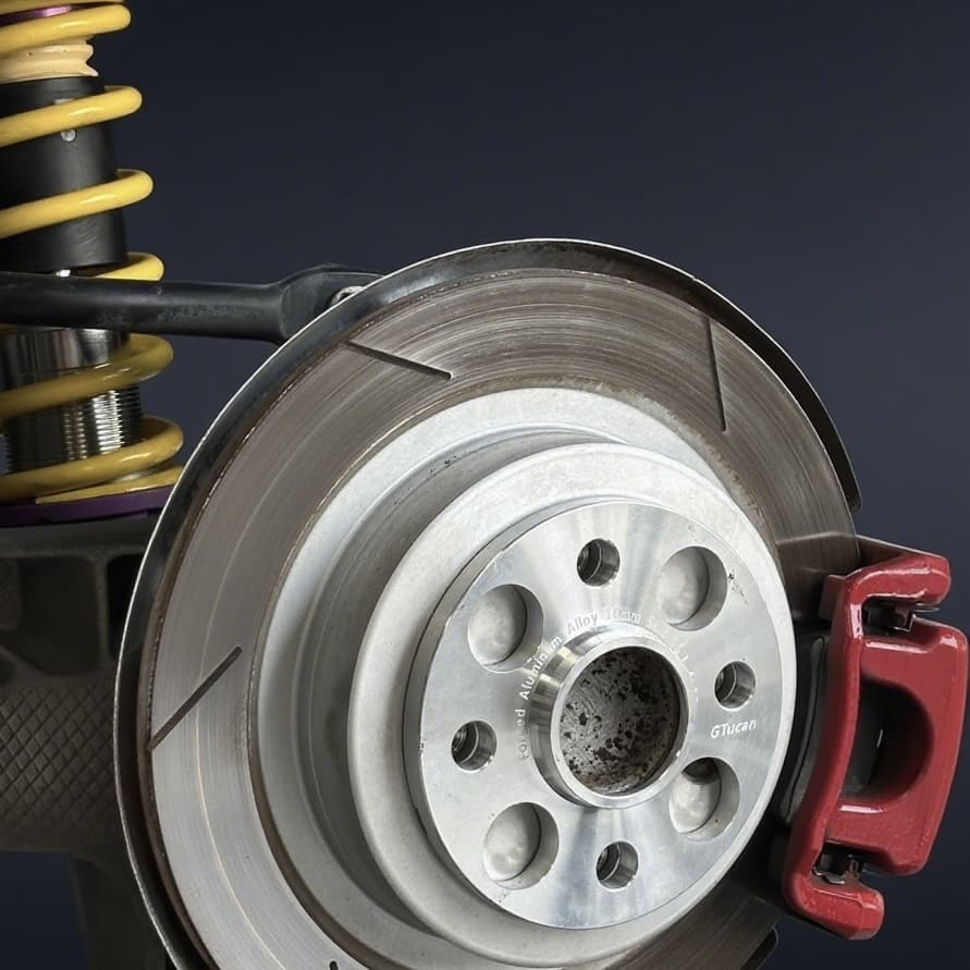 Primer plano del separador de rueda de 10 mm instalado entre la llanta y el buje en un MINI Cooper R56