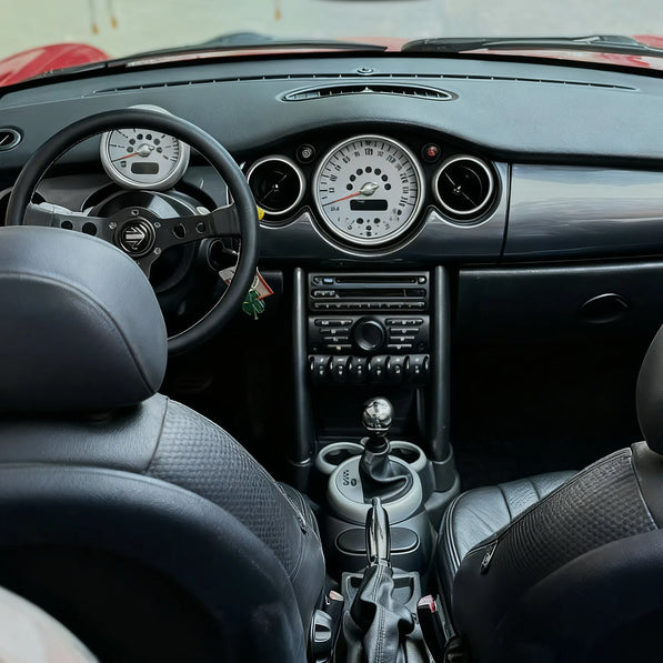 Close-up of MINI Cooper Gen 1 (R50 R52 R53) custom aluminum steering wheel hub adaptor, precision-machined for perfect fit and compatibility with aftermarket steering wheels.