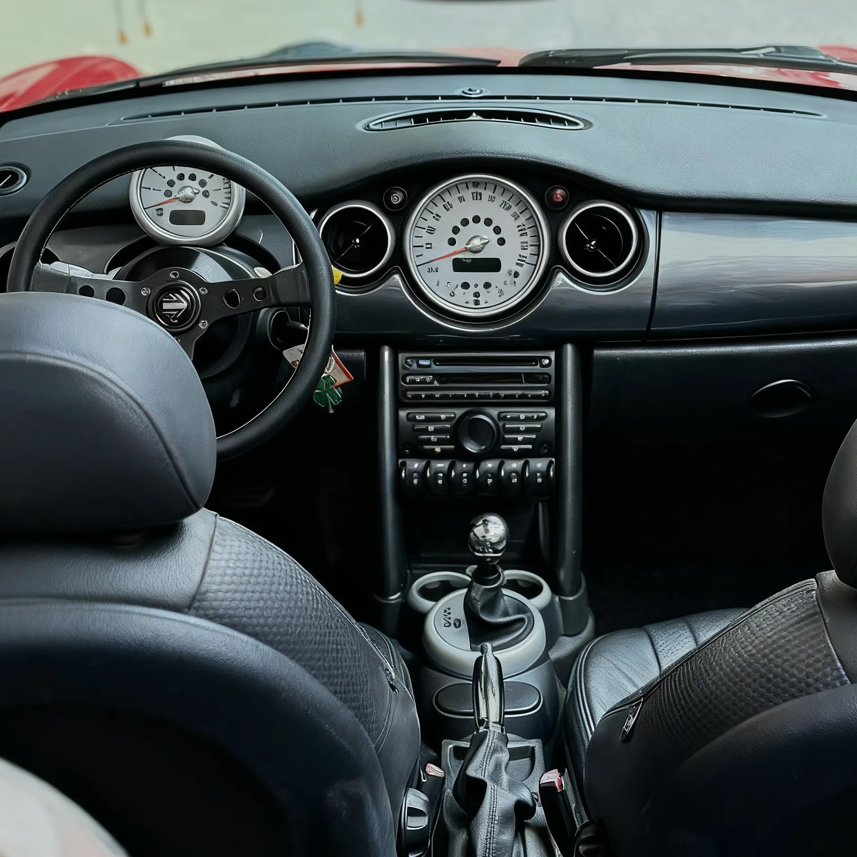 Close-up of MINI Cooper Gen 1 (R50 R52 R53) custom aluminum steering wheel hub adaptor, precision-machined for perfect fit and compatibility with aftermarket steering wheels.