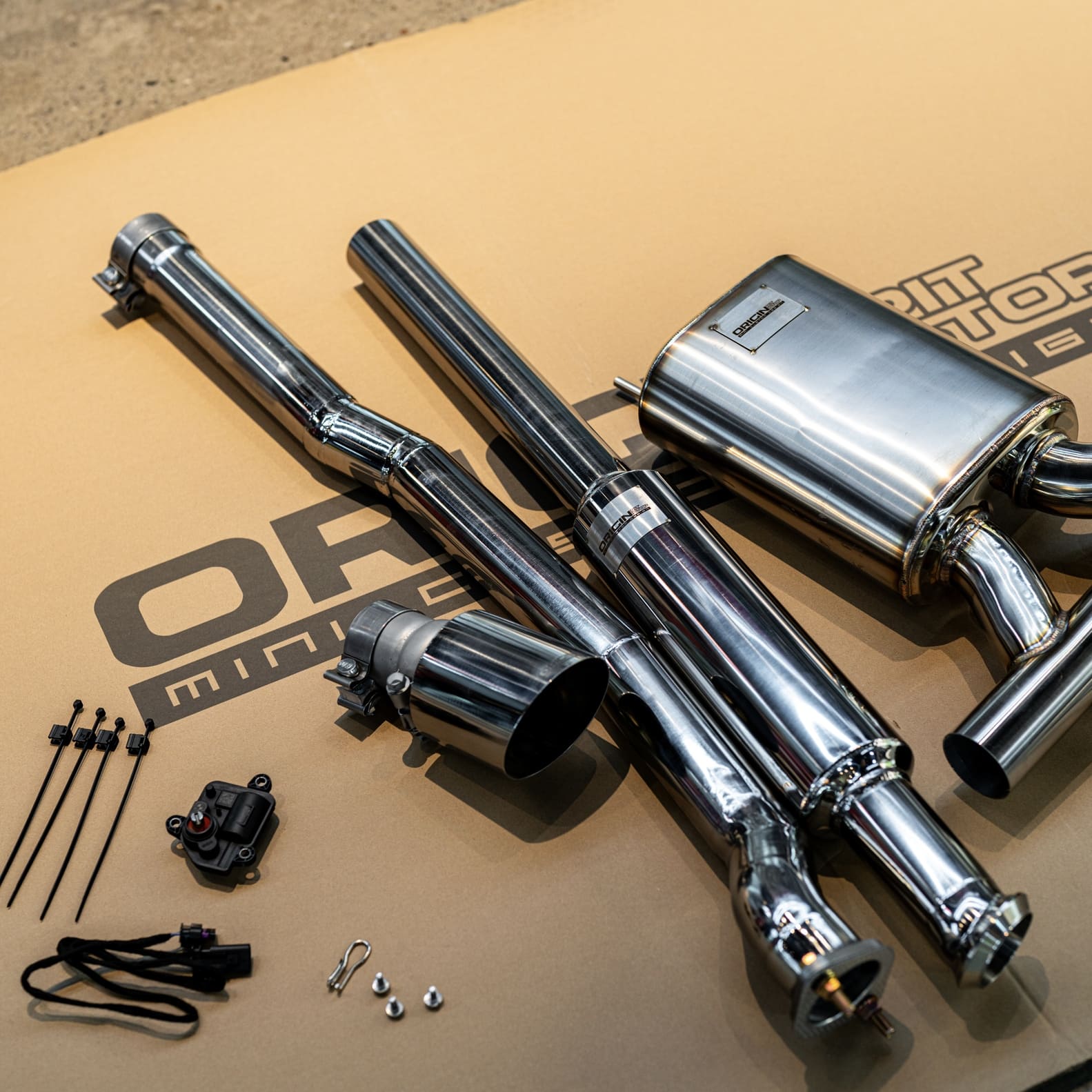 MINI Cooper JCW F65 用OEMバルブ制御付きカスタムエキゾーストシステム