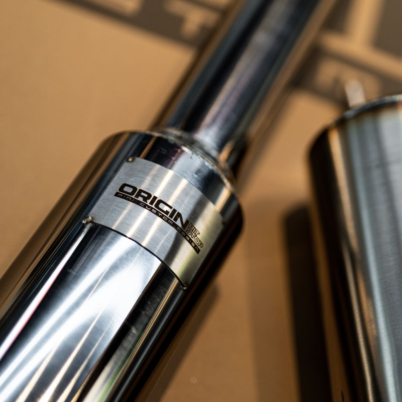 MINI Cooper JCW F66 專用客製化後市場排氣系統，帶有經典放炮