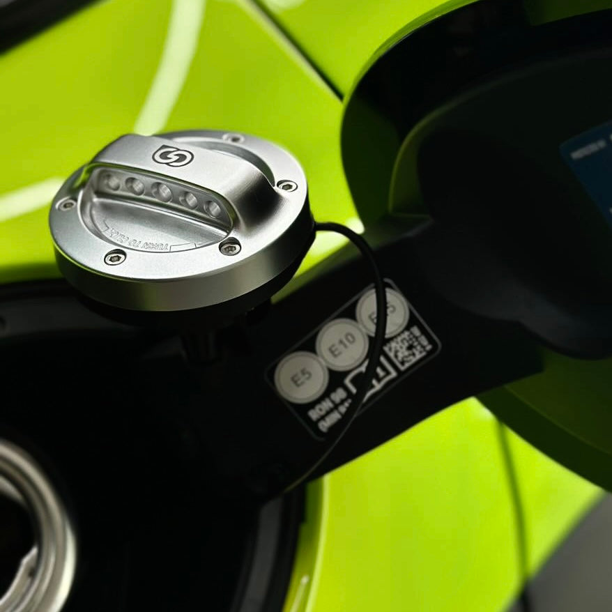 OneMiniBite aluminum fuel cap replacement fitted on a MINI Clubman F54, highlighting perfect OEM fitment and motorsport-inspired design. As seen in OneMiniBite customer photo review.