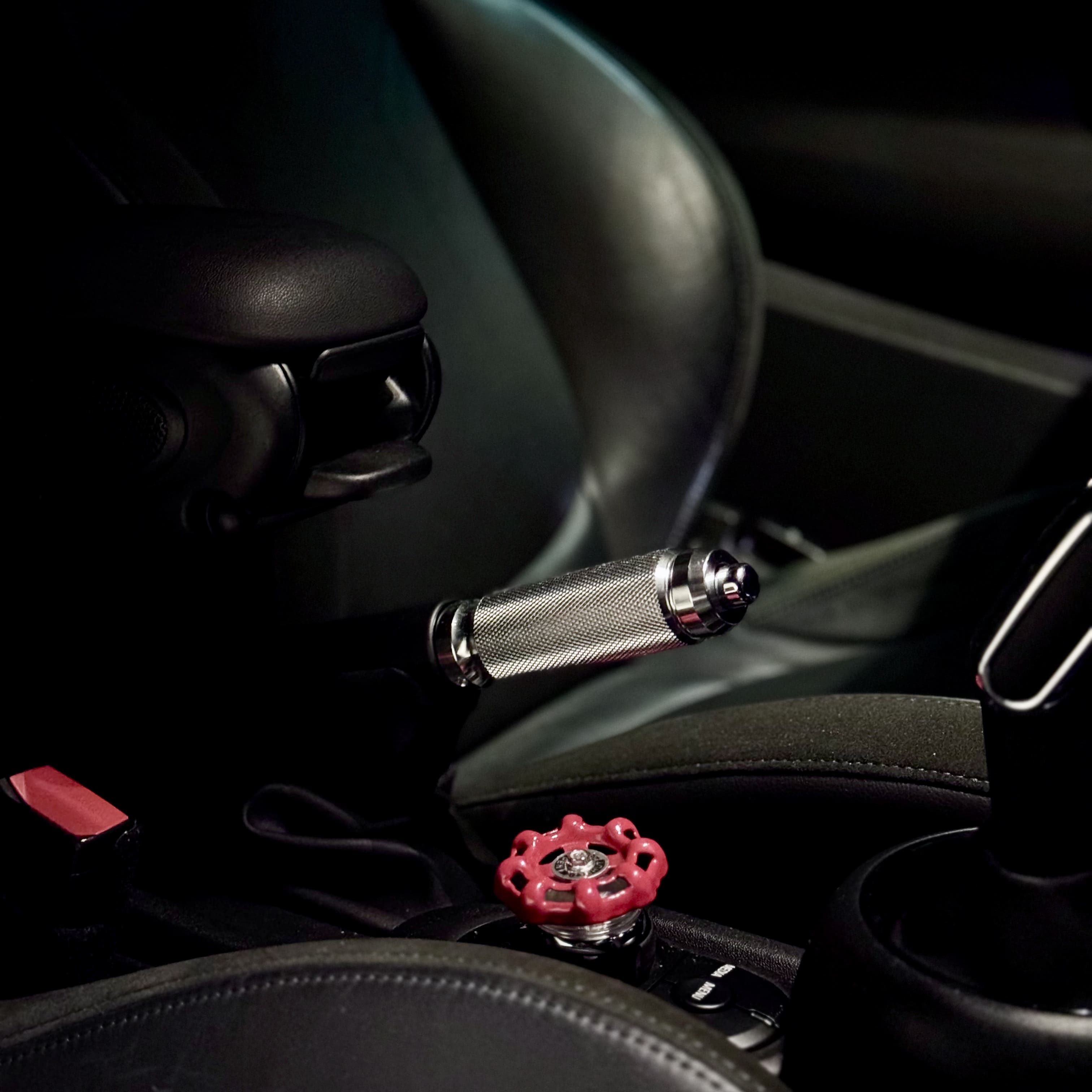 Palanca de freno de mano de aluminio instalada en MINI Countryman R60 o F60