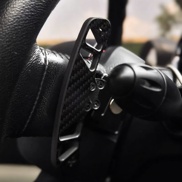 Vista instalada de las paletas magnéticas de fibra de carbono en el volante de un MINI Cooper R56, actualización OEM

