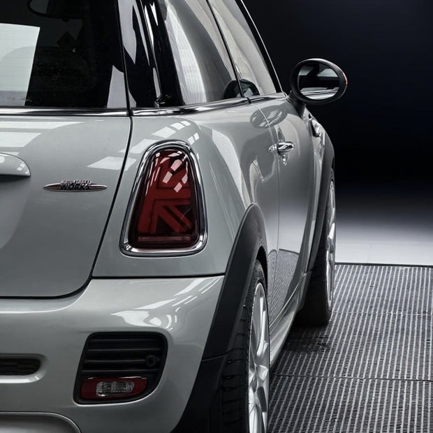 Vista del separador de rueda de 10 mm montado en el eje trasero de un MINI Cooper R56