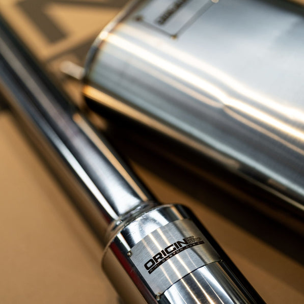 Sistema de escape aftermarket para MINI Cooper JCW F66 con pops y bangs