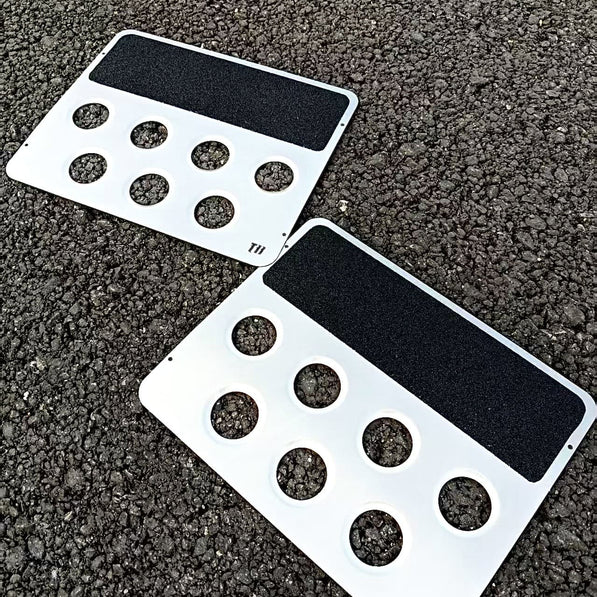 Alfombrilla de suelo metálica para coche – diseño universal, estilo deportivo, accesorio duradero en acero cepillado