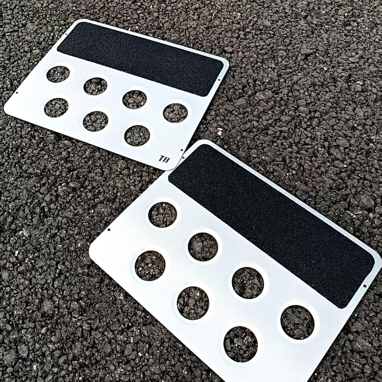 Alfombrilla de suelo metálica para coche – diseño universal, estilo deportivo, accesorio duradero en acero cepillado