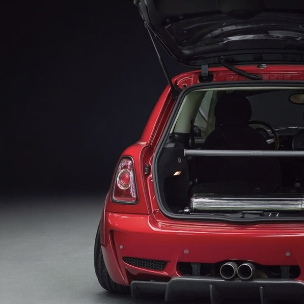 Individuelle hintere Domstrebe im MINI Cooper R53 montiert – Tuning-Upgrade für mehr Performance und Fahrstabilität