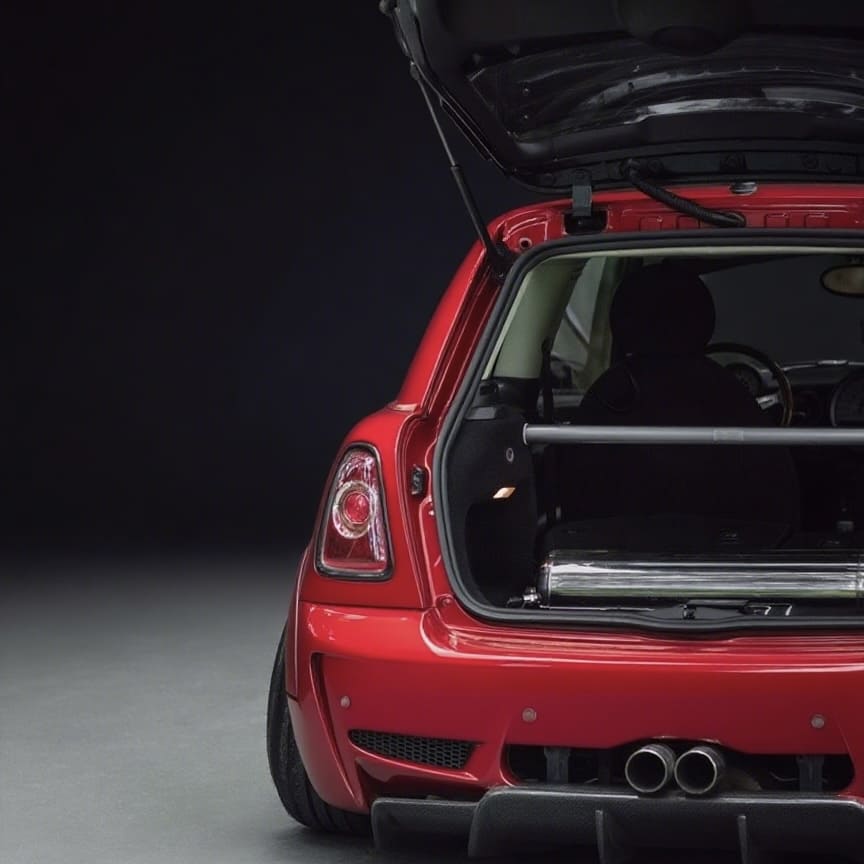 Individuelle hintere Domstrebe im MINI Cooper R53 montiert – Tuning-Upgrade für mehr Performance und Fahrstabilität