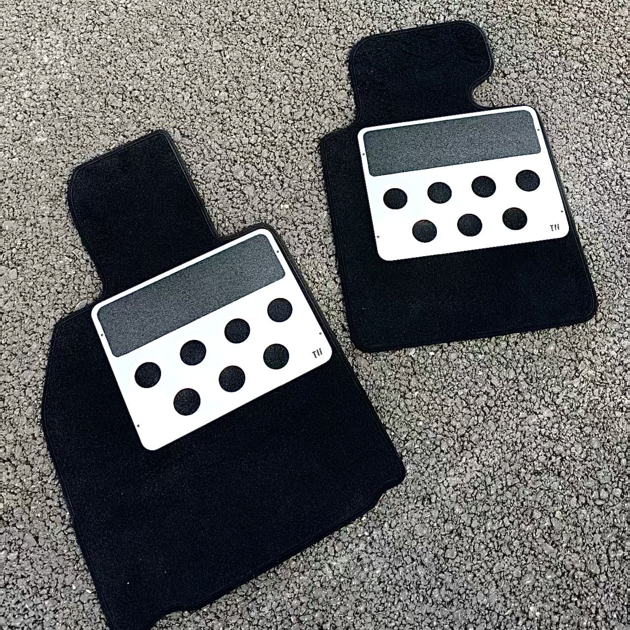 Metall Fußmatte für Auto – universell einsetzbar, für Rücksitze oder vorderen Fußraum, sportliches Design in Edelstahl