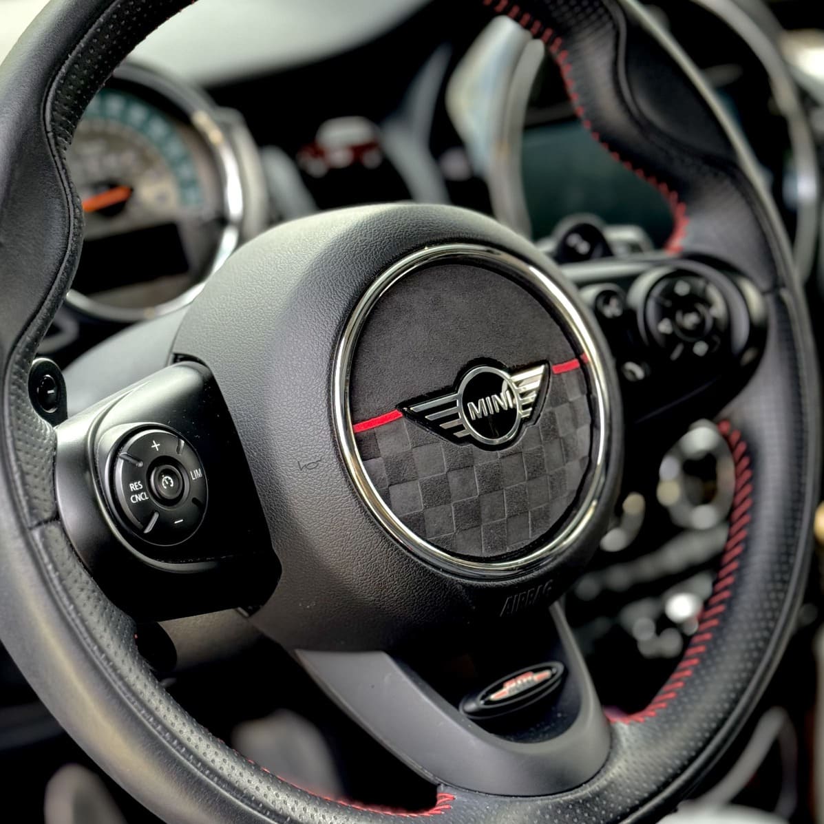 Cubierta de airbag de Alcantara negra instalada en MINI Cooper F55 2015