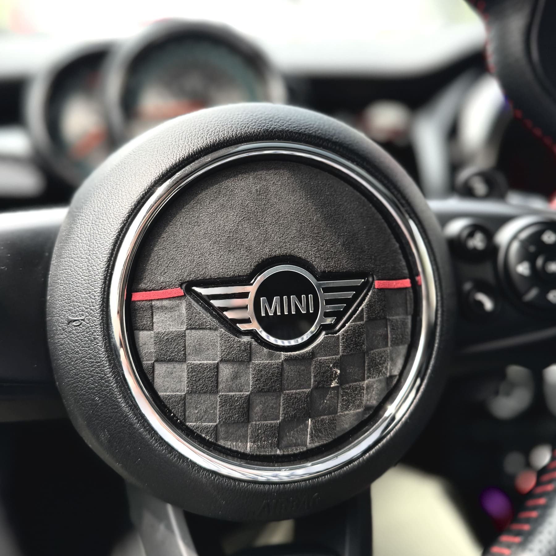 JCW-Stil Alcantara Airbag-Abdeckung im 2022 MINI Cooper F56 installiert