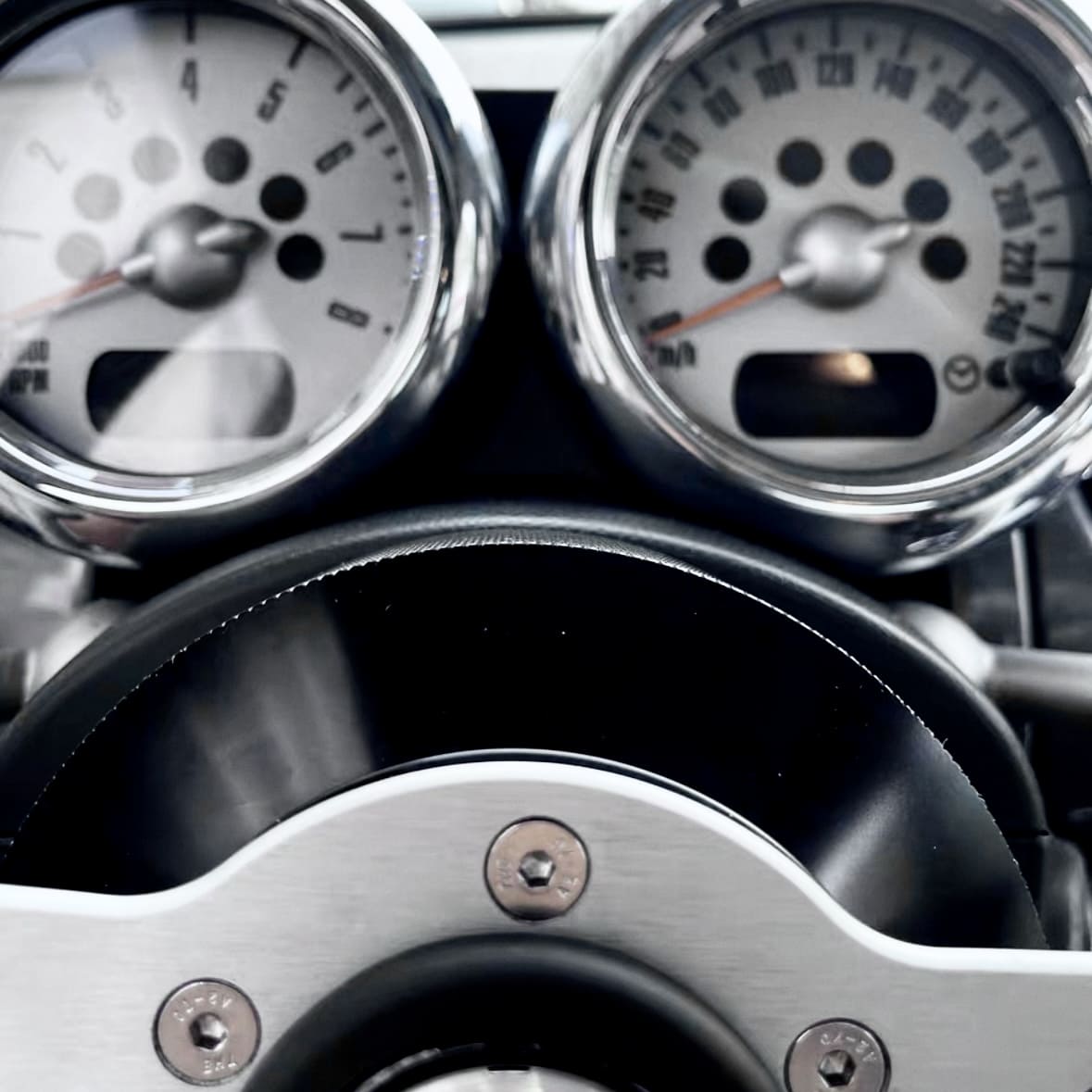  Installed steering wheel hub in MINI R53 with no interior gaps