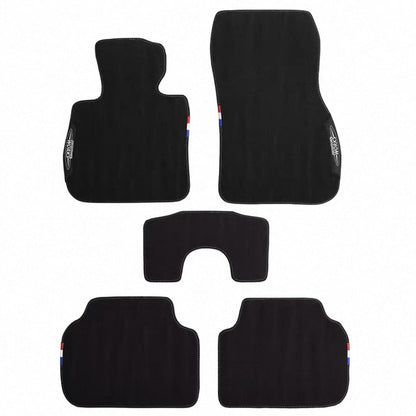 Détail de la broderie JCW sur tapis velours MINI Cooper