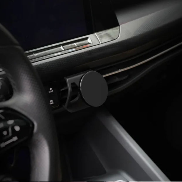 Golf MK8 MagSafe phone mount installed on VW dashboard – no vent blocking